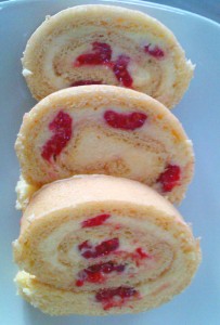 Biskuit-Roulade mit Vanillecrème und Himbeeren