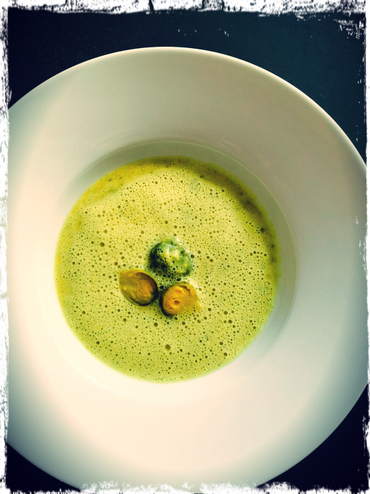 Rosenkohl Kokosmilchsuppe mit karamellisierten Erdnüssen | deliciously.ch