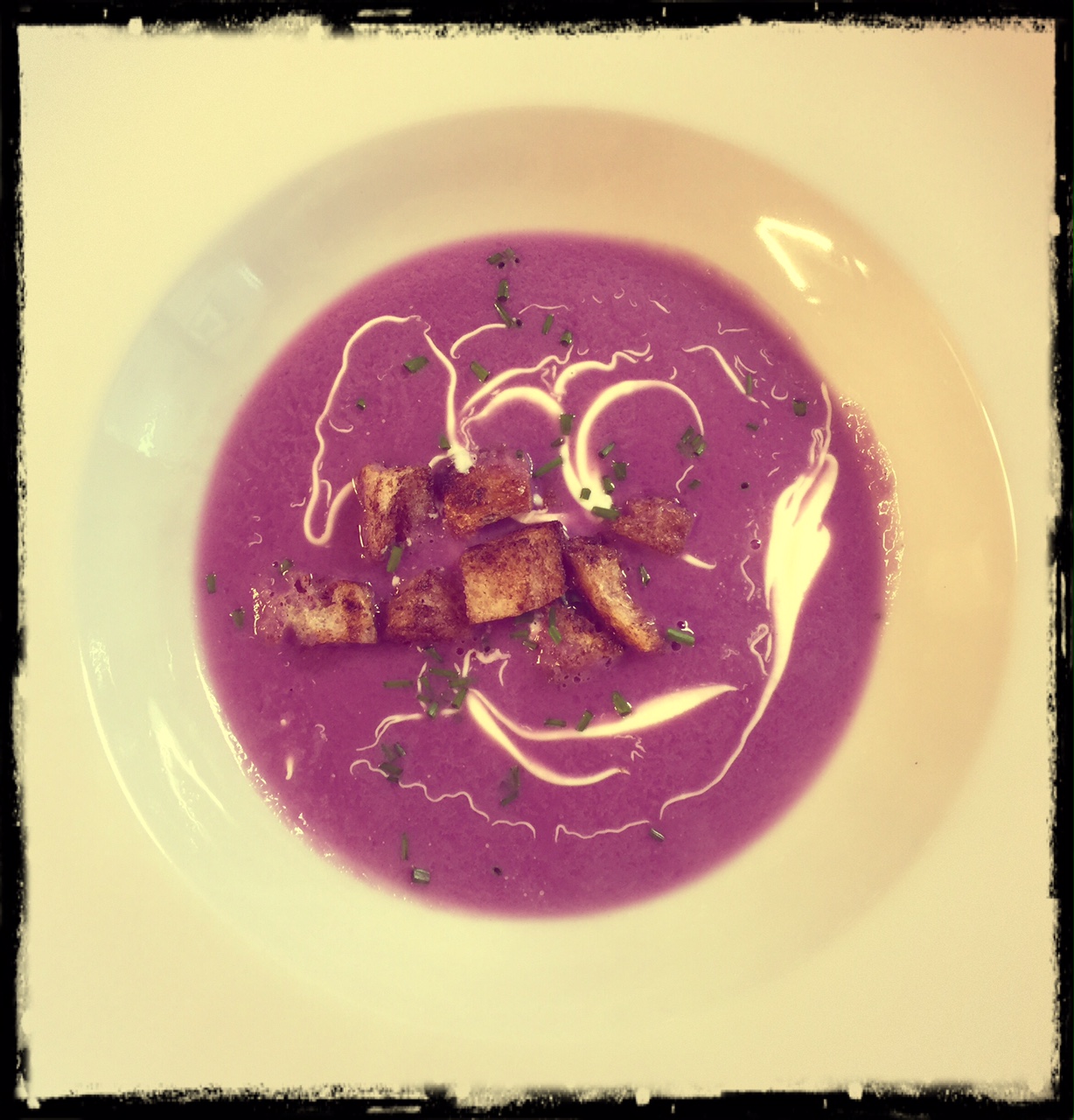 Rotkohl-Suppe mit Zimt-Croûtons | deliciously.ch