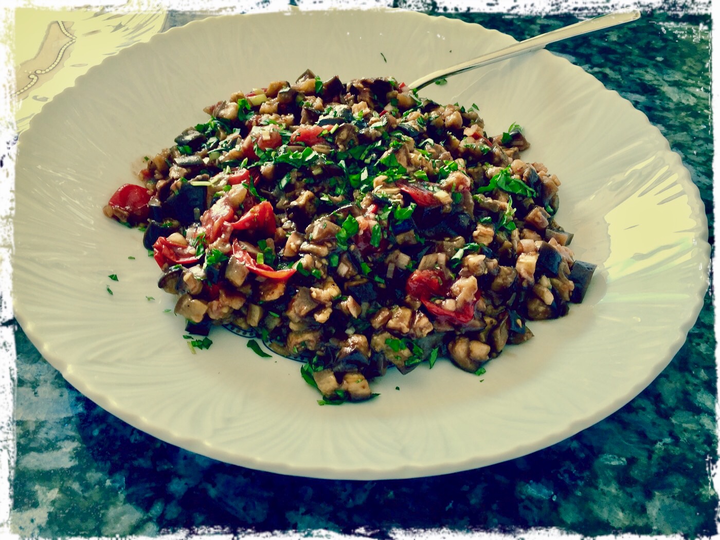 Auberginensalat mit Tomaten | deliciously.ch