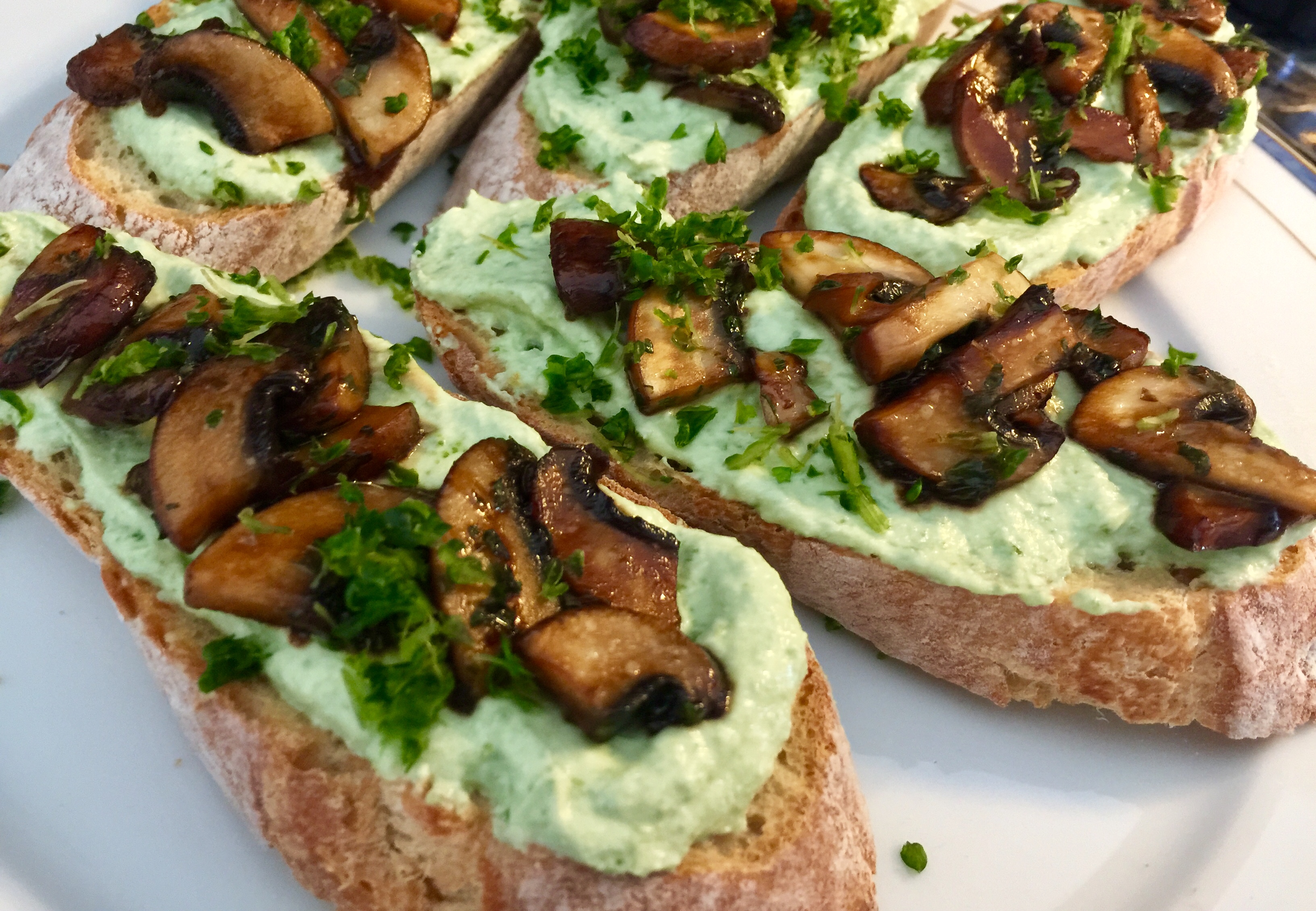 Bruschette mit gebratenen Champignons auf Bärlauch-Ricotta | deliciously.ch