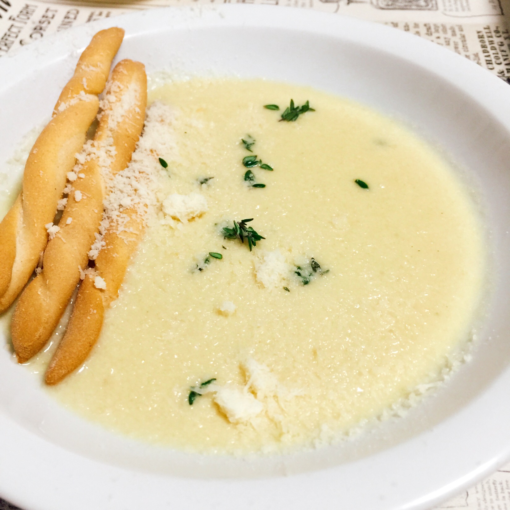 Zucchinisuppe mit Parmesan und Thymian | deliciously.ch
