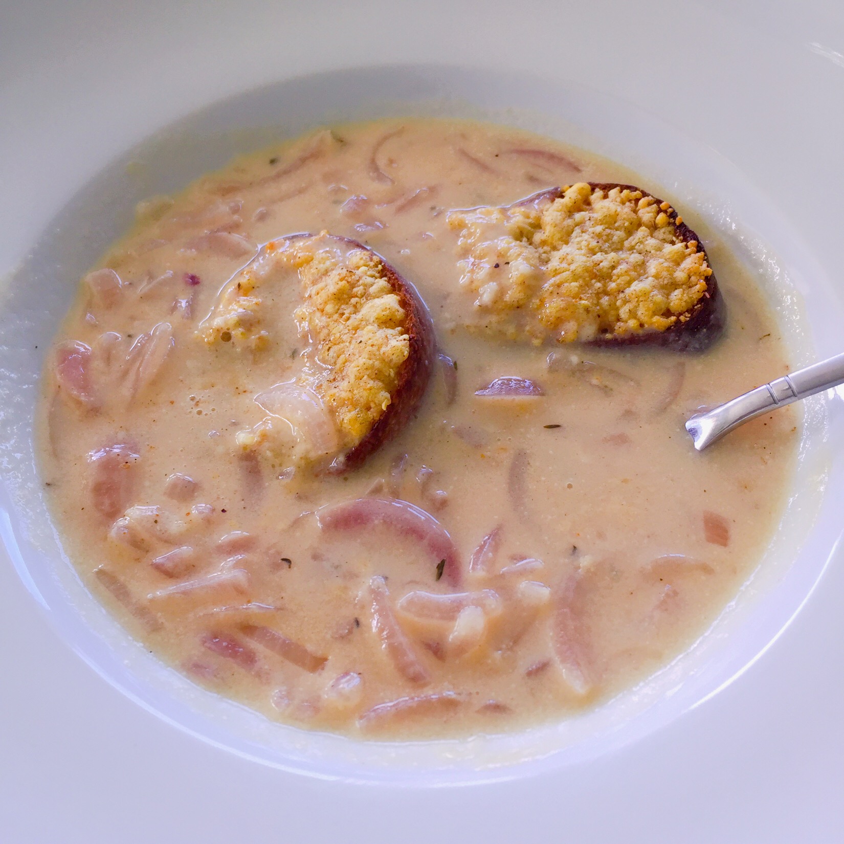 Rote Zwiebelsuppe mit gratiniertem Käsebrot | deliciously.ch