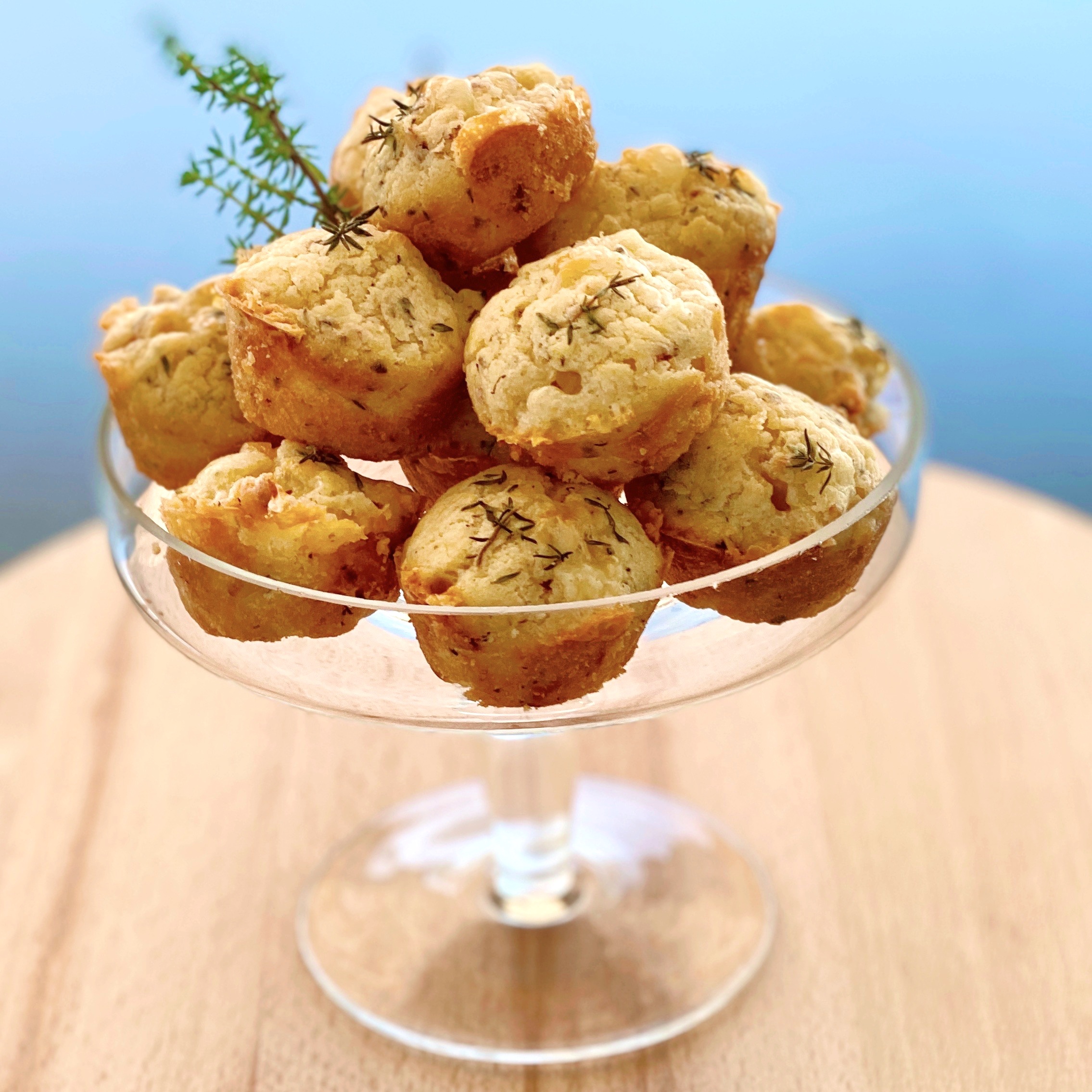 Birnen-Raclette-Mini-Muffins mit Thymian | deliciously.ch