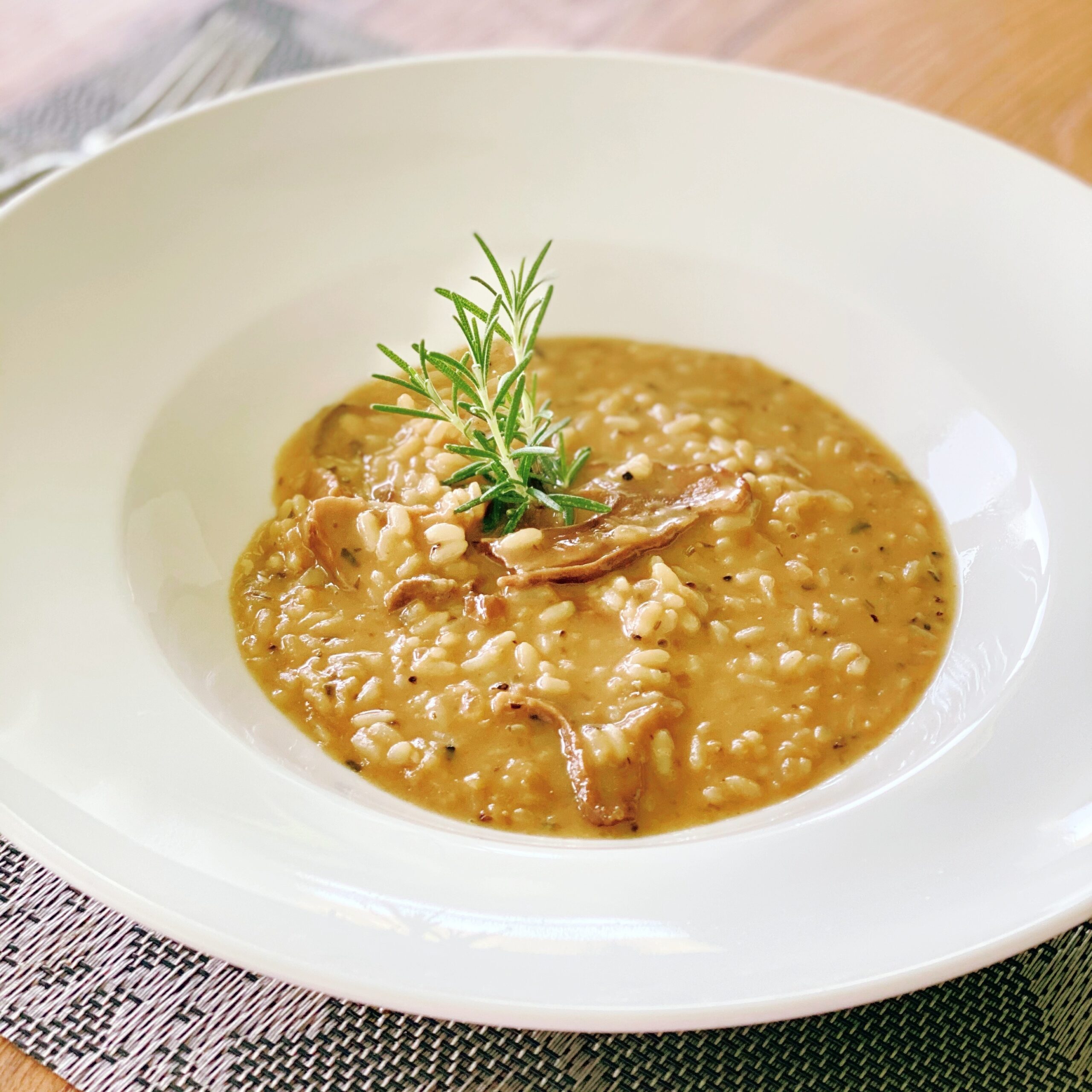 Steinpilz-Risotto mit Rosmarin und Pepe Valle Maggia | deliciously.ch