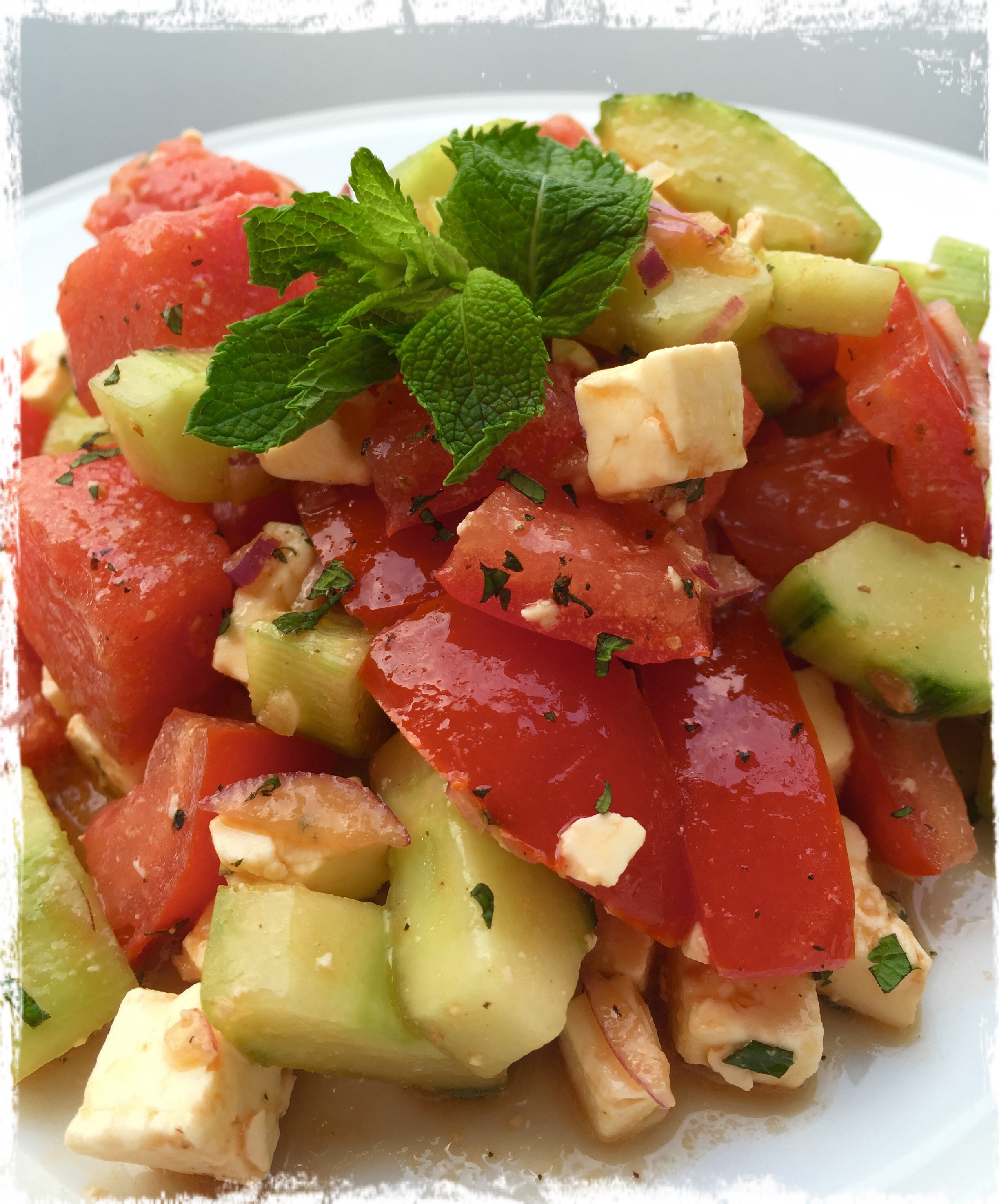 Tomaten-Gurken-Salat mit Wassermelone und Ziegenkäse | deliciously.ch